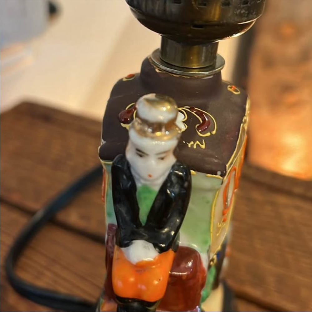 Vintage Horse and Carriage Lamp with Shade - Picture 4 of 7